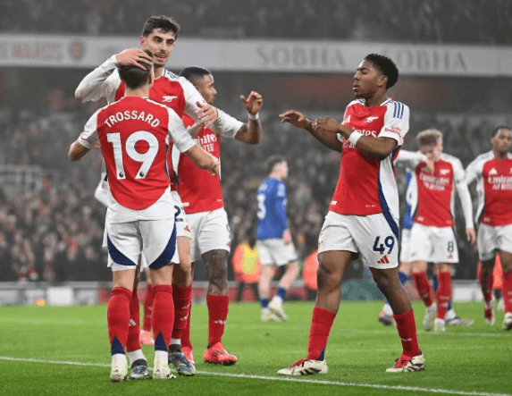 Arsenalove tri uzastopne pobjede tijesno prate Liverpool