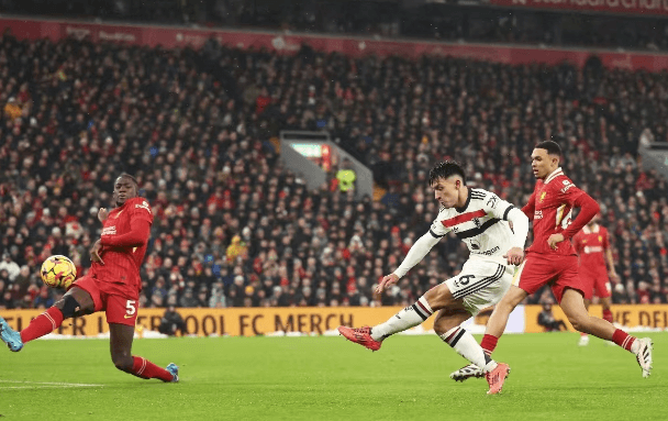 Manchester United odbija izgubiti pet utakmica zaredom i remizira 2-2 s Liverpoolom